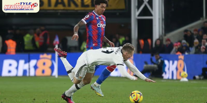 Những pha vi phạm luật diễn ra bên trong vòng cấm